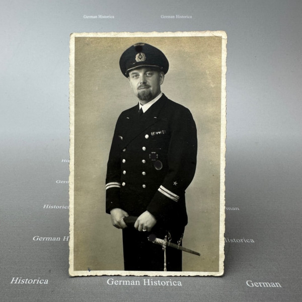 Kriegsmarine Foto Offizier mit Zerstörerabz. und Dolch